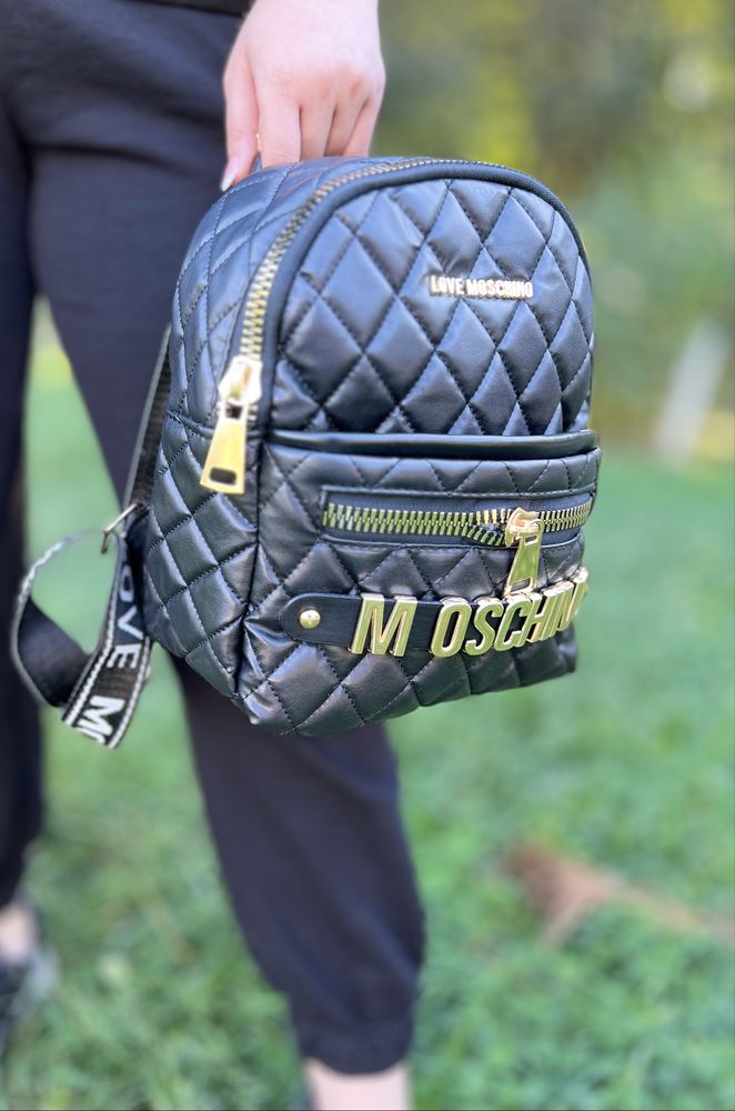 Рюкзак пуфер в стилі Moschino чорного кольору