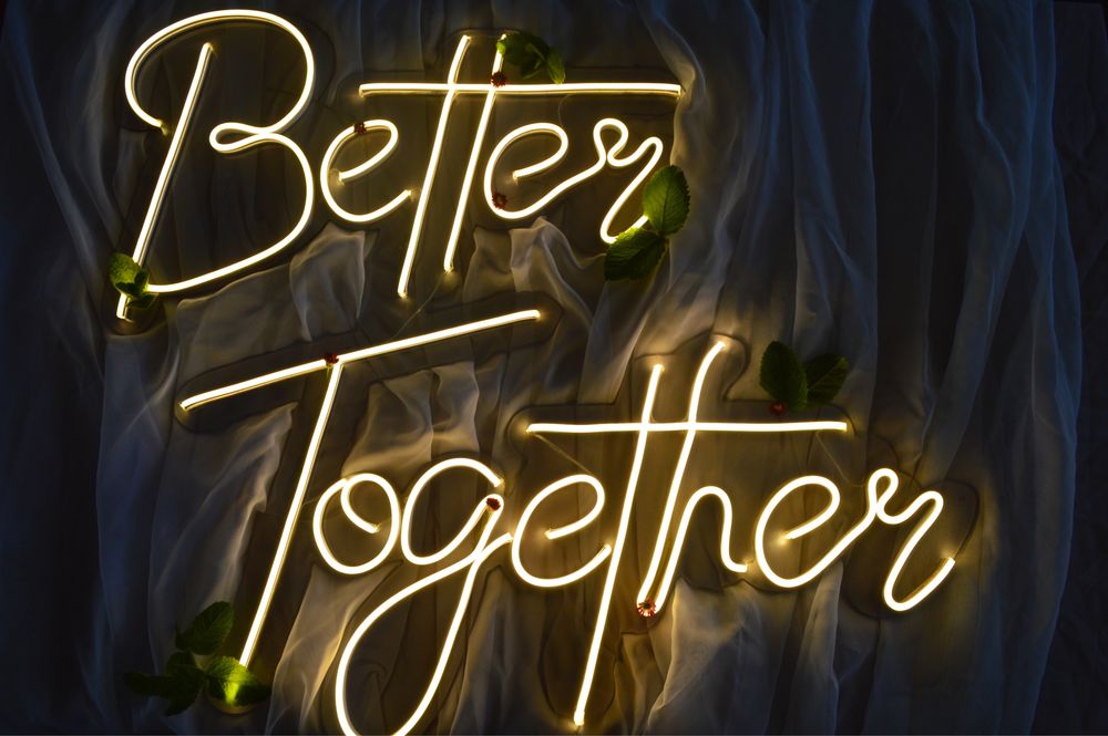Neon, napis Better Together, oświetlenie led