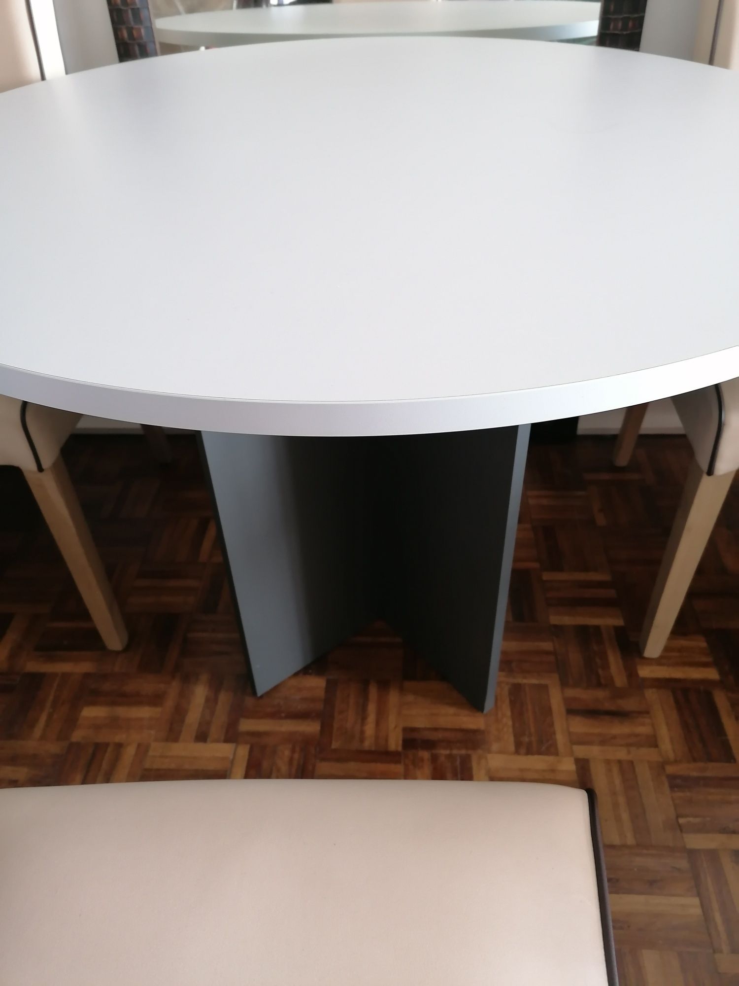 mesa redonda cinza