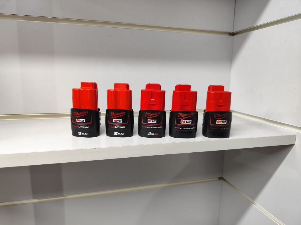 Milwaukee M12 зарядний пристрій Мілвоке