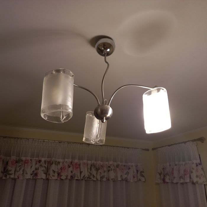 Żyrandol i dwie stojące lampki nocne.