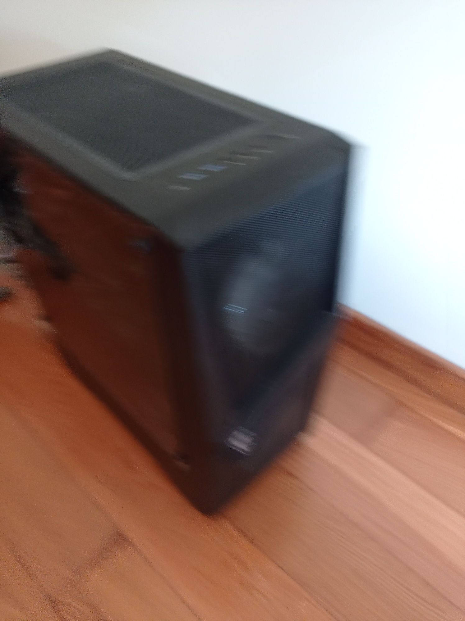 Computador torre em bom estado a funcionar