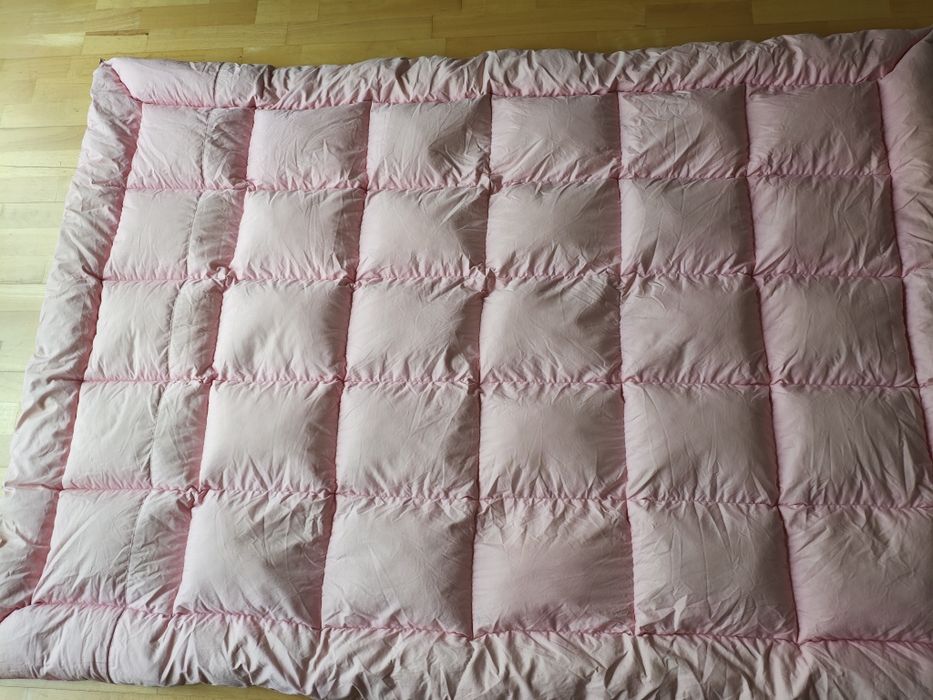 Kołdra puchowa 140×200 – naturalny puch, stan bardzo dobry