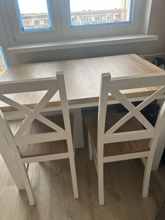 Stół z czterema krzeslami drewno mango biale ramy