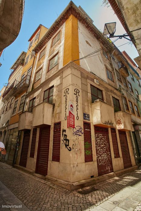 Prédio em zona da Alta