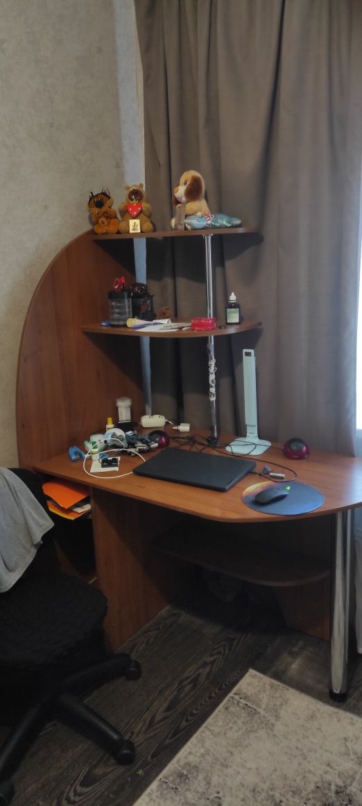 Стіл комп'ютерний