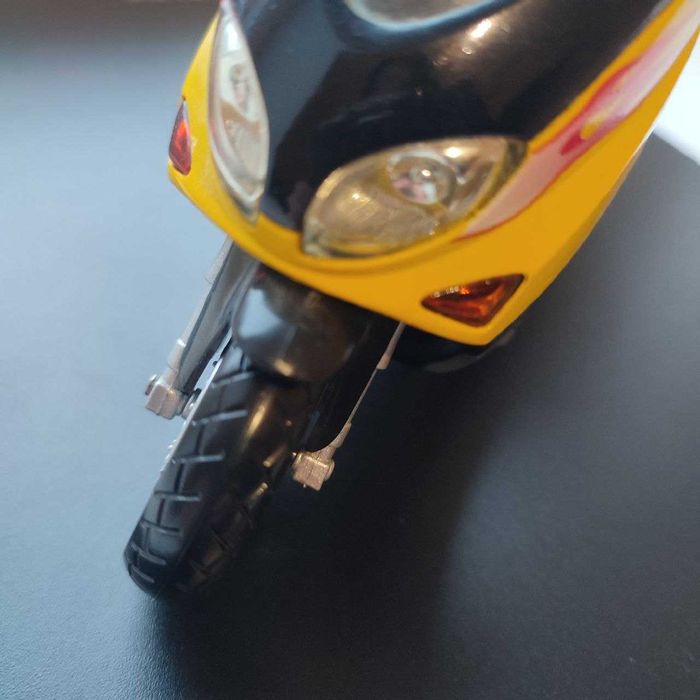 Іграшка скутер / мотоцикл (19 х 10 см), пластик