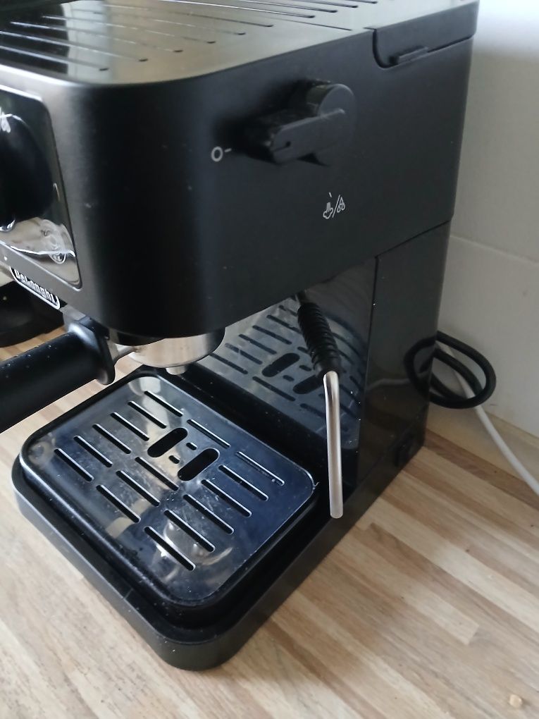 Ekspres ciśnieniowy kolbowy De Longhi EC235.BK