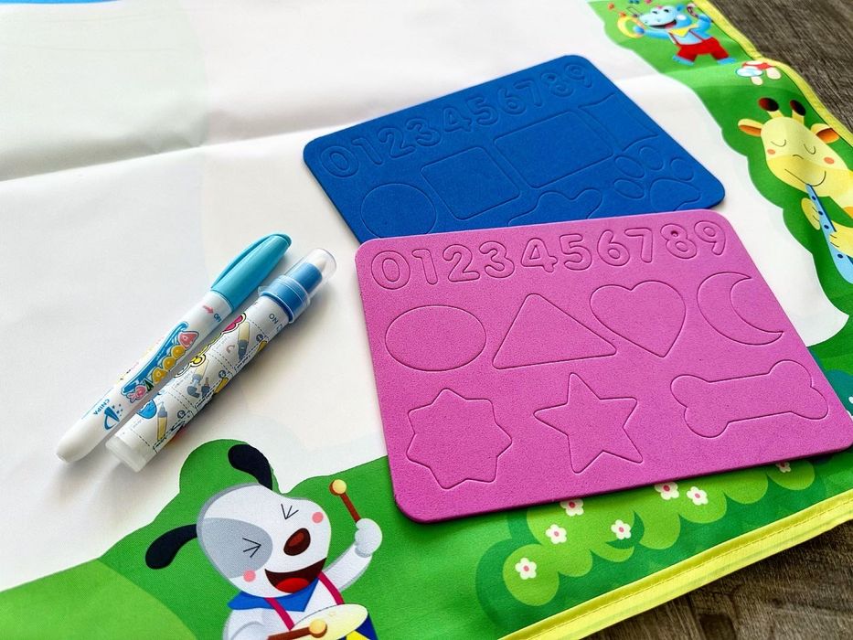 Величезні яскраві килимки для малювання водою