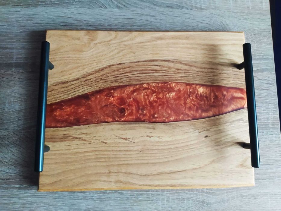 Deska do serwowania z żywicy i drewna.