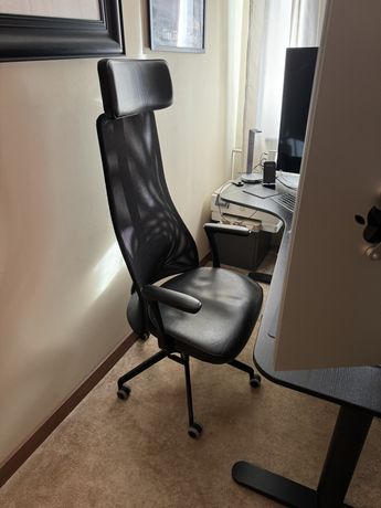 Czarne krzesło biurowe z podłokietnikami IKEA JÄRVFJÄLLET