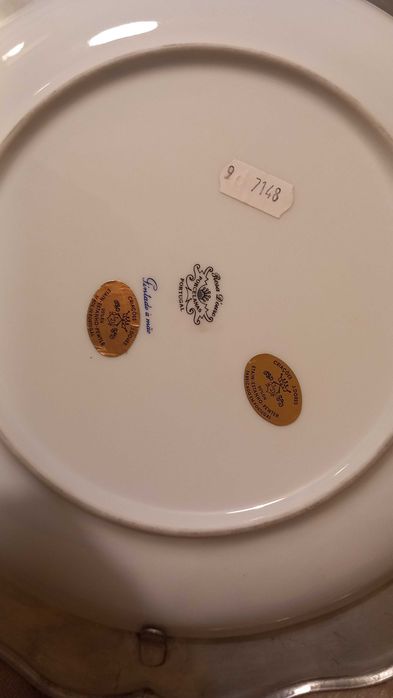 Prato único pintado a mão com estanho.