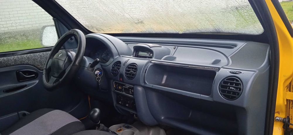 Мінівен Renault Kangoo Пасажир 2000 року. 1,9D Простий дизель
