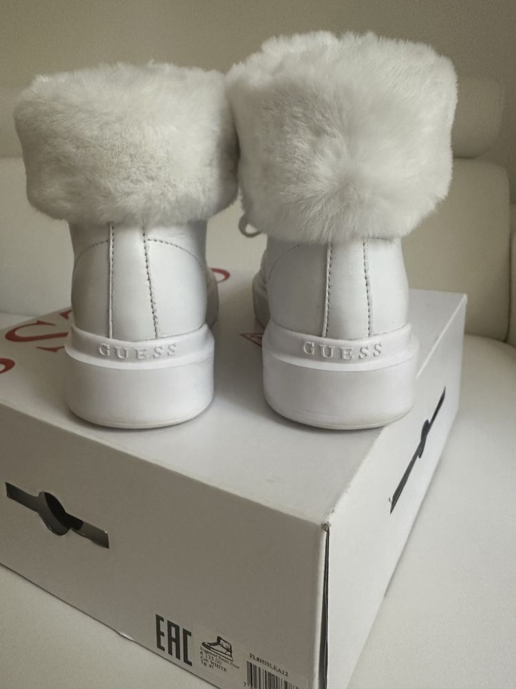 Buty białe futerko Guess 37
