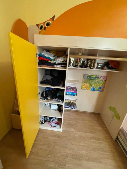 Ліжко-горище з шафою, місцем для столу і висувними ящиками у сходах