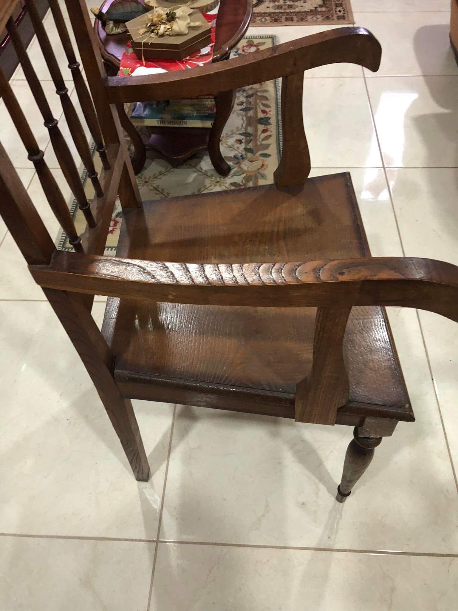 Cadeira de madeira estilo antigo