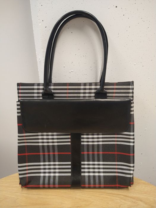 Torebka w kratkę w typie Burberry