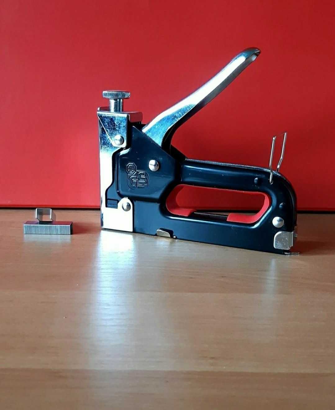 Степлер монтажный со скобами мебель инструмент рабочий ремонт крепеж