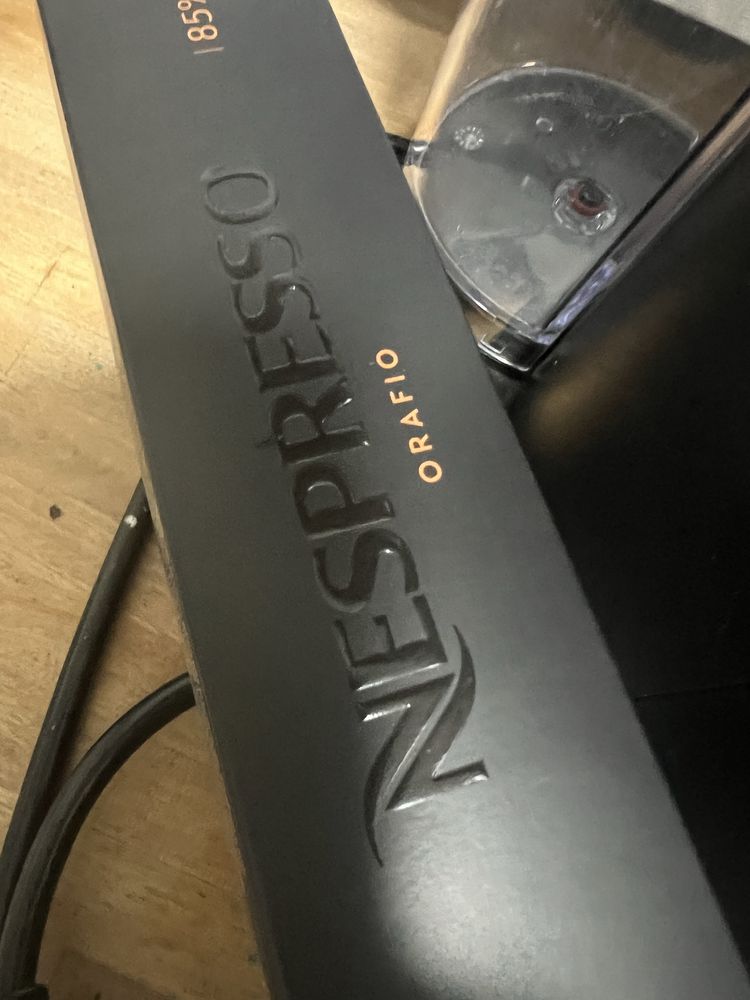 Maquina nespresso vertuo + capsulas