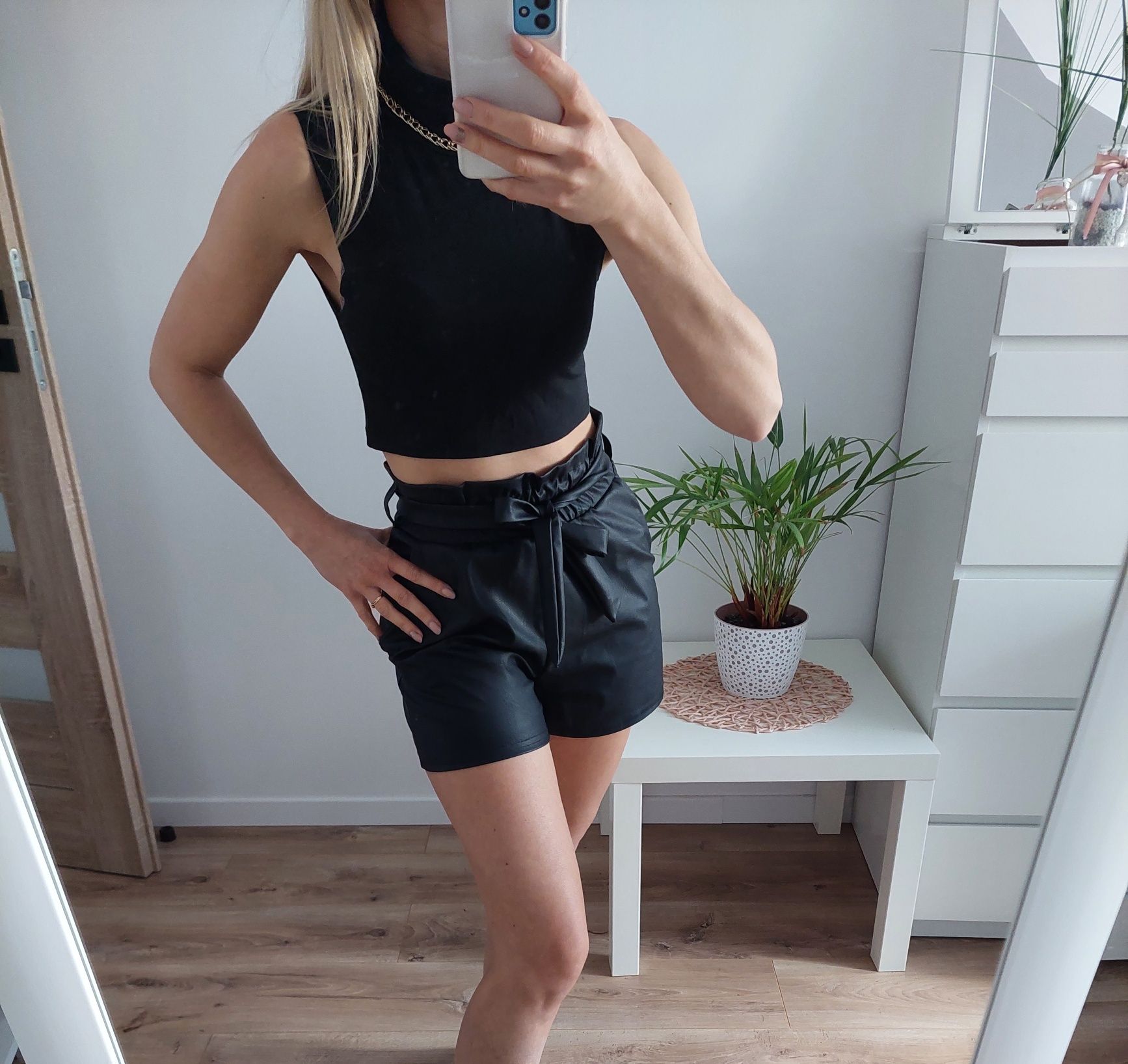 Krótka Czarna bluzka z golfem PrettyLittleThing