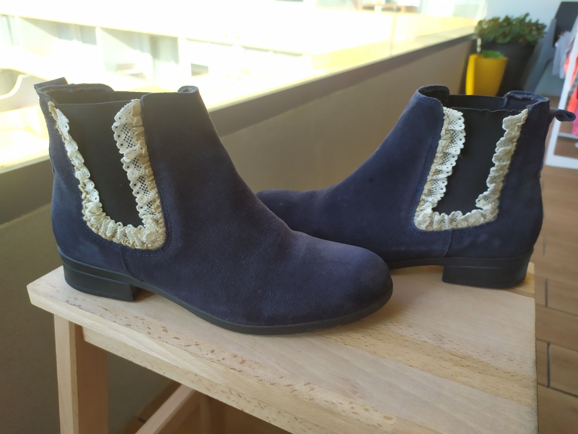 Botins em pele 38