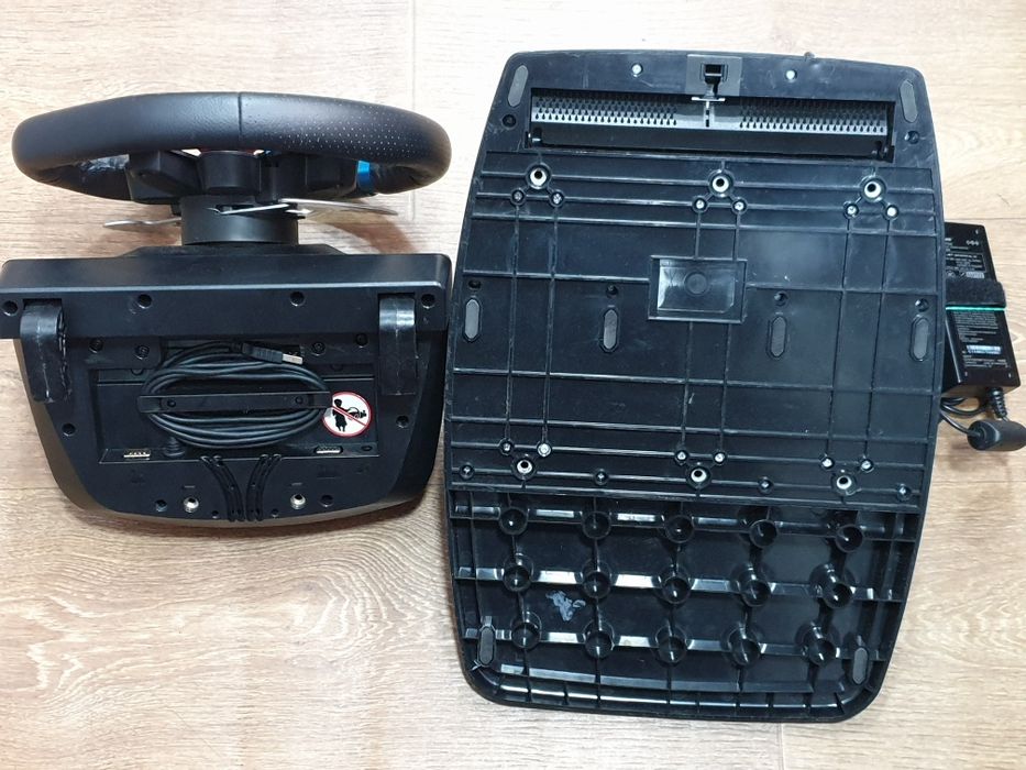 Руль Logitech G29 з педалями.