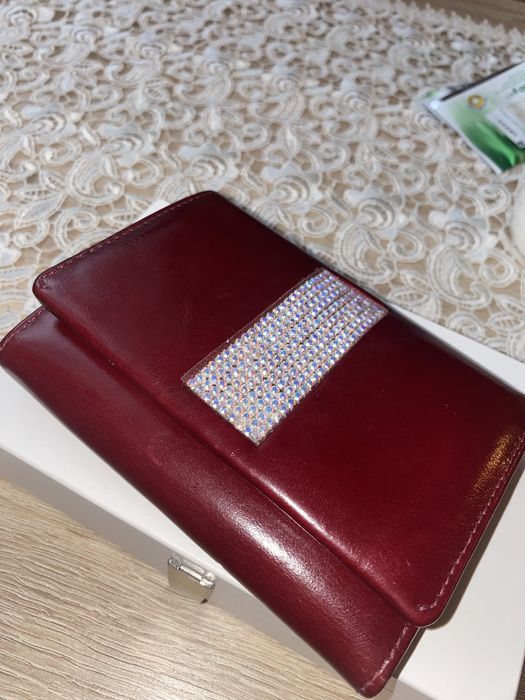 Skórzany portfel z kamyczkami swarowskiego