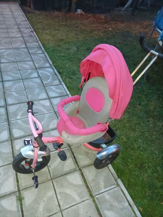 Велосипед-коляска для малої дитини.