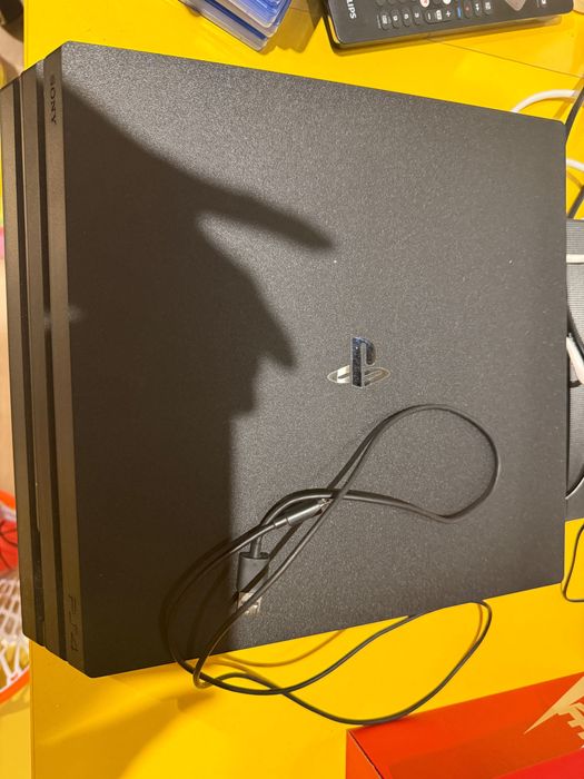 PS4 pro w stanie bardzo dobrym- cały zestaw