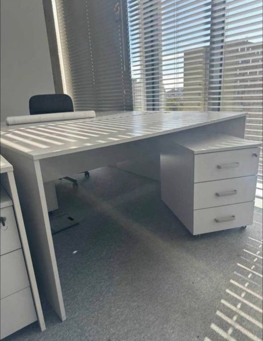 Zestaw biurowy. Do biura. Stol i szafka