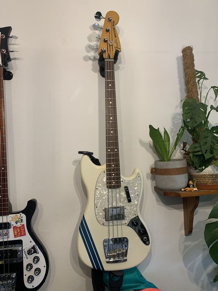 Bass Fender Mustang Pawn Shop