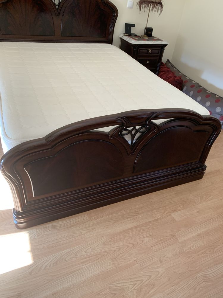 Cama de casal em mogno