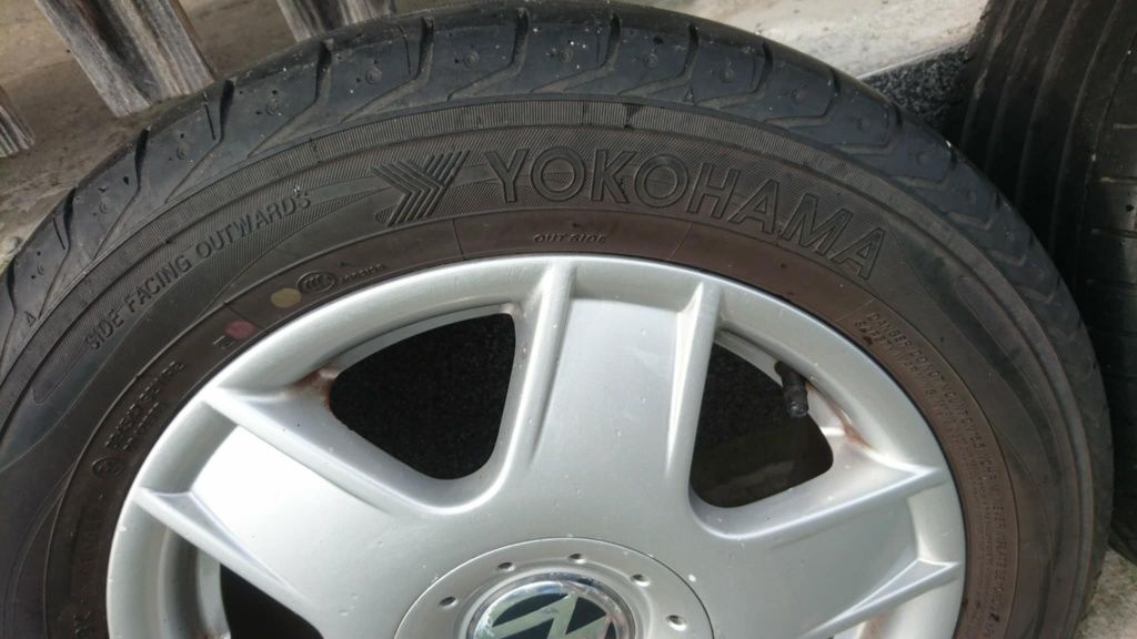 Sprzedam alufelgi vw bora z oponami
