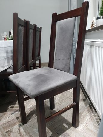 Piękne krzesła drewniane z odbiciem szarym ankantara
