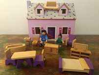 Casa de Bonecas de Madeira Dobrável Melissa & Doug Fold & Go Mini Doll