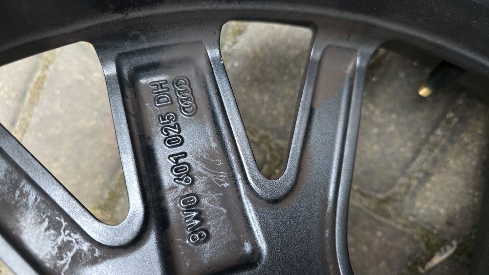 Komplet felg felgi Felga audi a4 b9 a5 8w0 19"