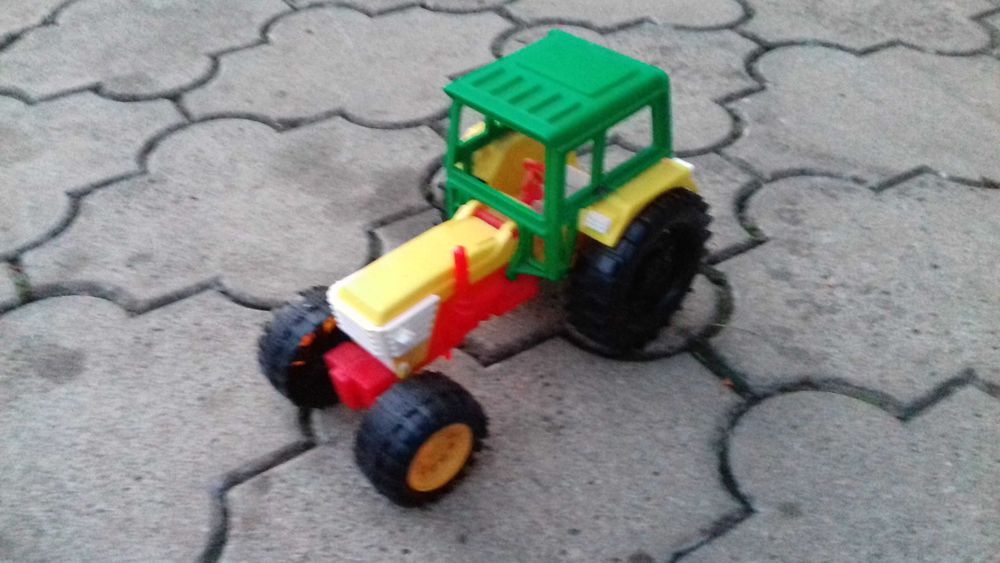 Traktor plastikowy.