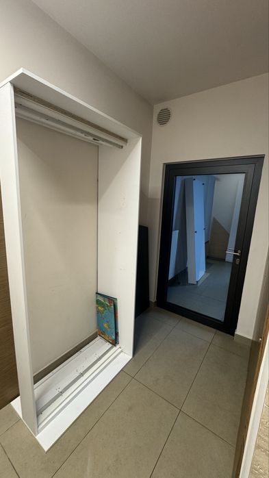 Łóżko rozsuwane z jednym materacem i płyty meblowe