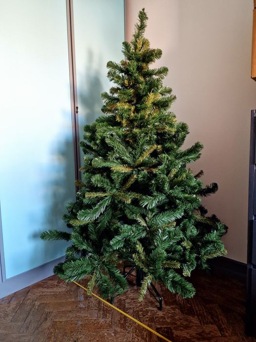 Árvore de Natal com 1m e 55cm altura e 95cm de largura