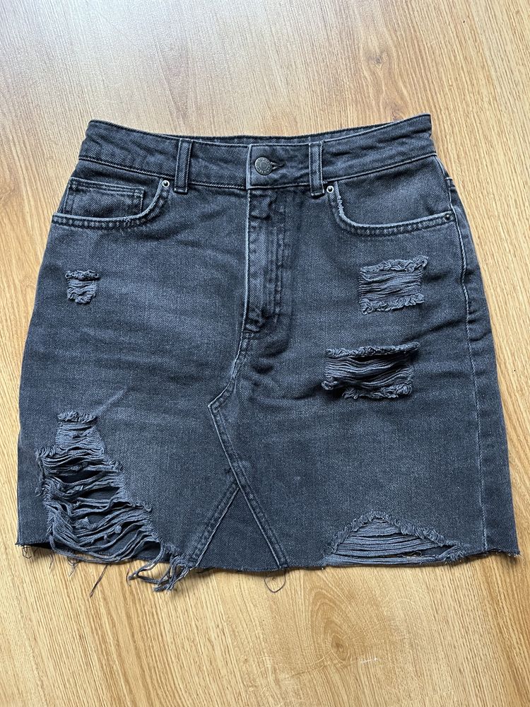 Czarna spódnica jeansowa krótka z przetarciami rockowa grung