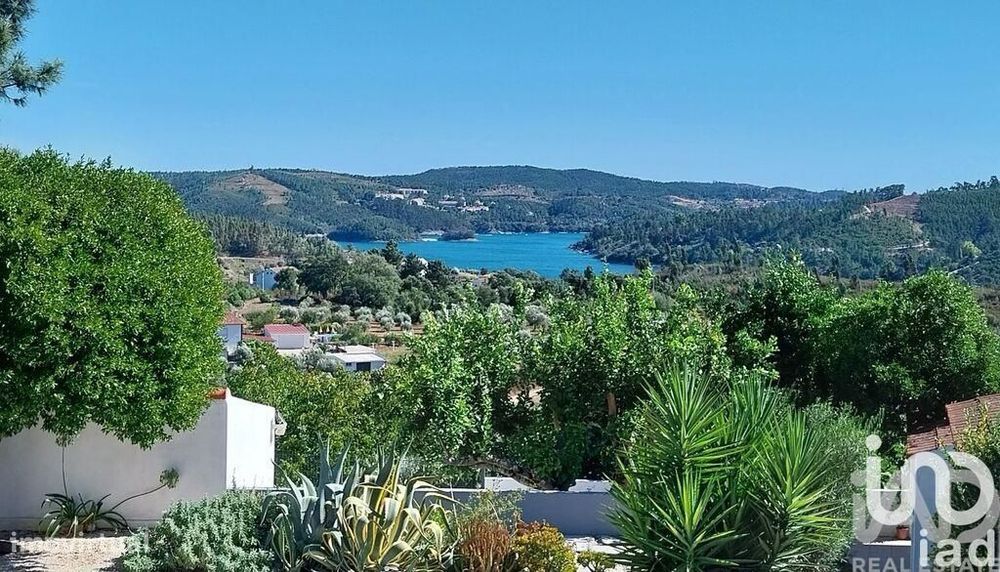 Moradia isolada T5 em Serra e Junceira de 237 m2