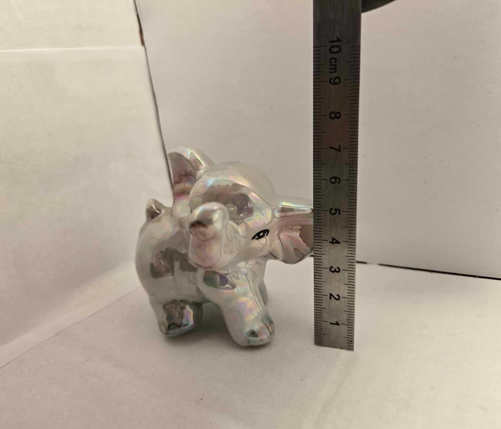 Opalizujący słonik z porcelany