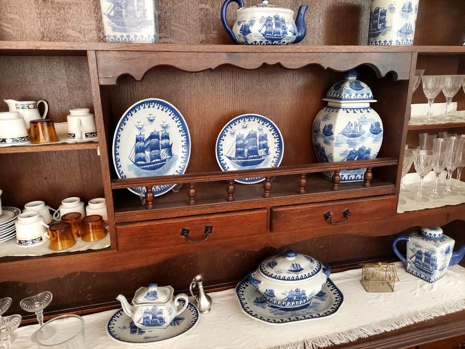 Armário em madeira maciça e cadeiras antigas