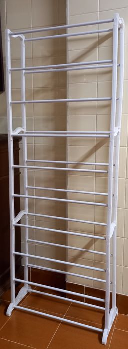 Sapateira em plástico e aço