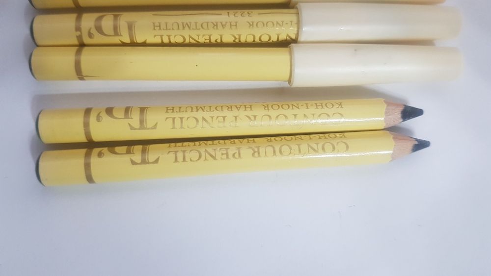 Kredki KOHINOR czarne nr 3221
Kolor czarny. 
Cena 1,00 zł/
