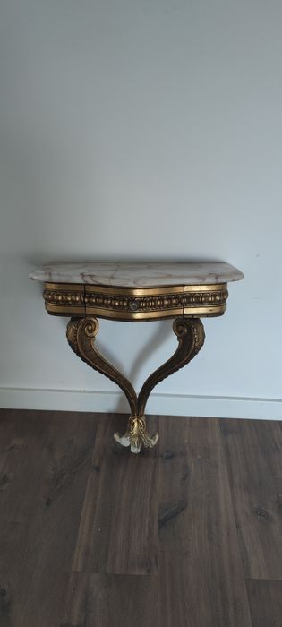 Mesa de apoio dourada com tampo de mármore