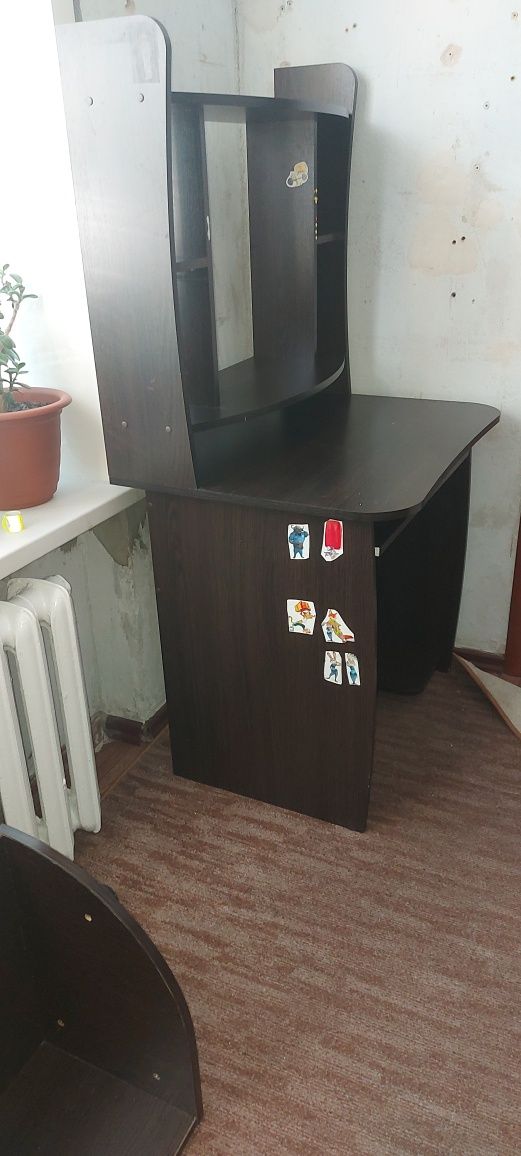 Комп'ютерний стіл