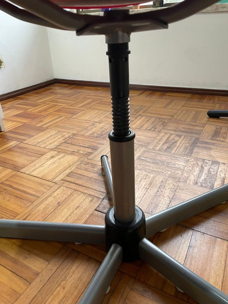 Cadeira giratória resultando ajuste a sua altura.