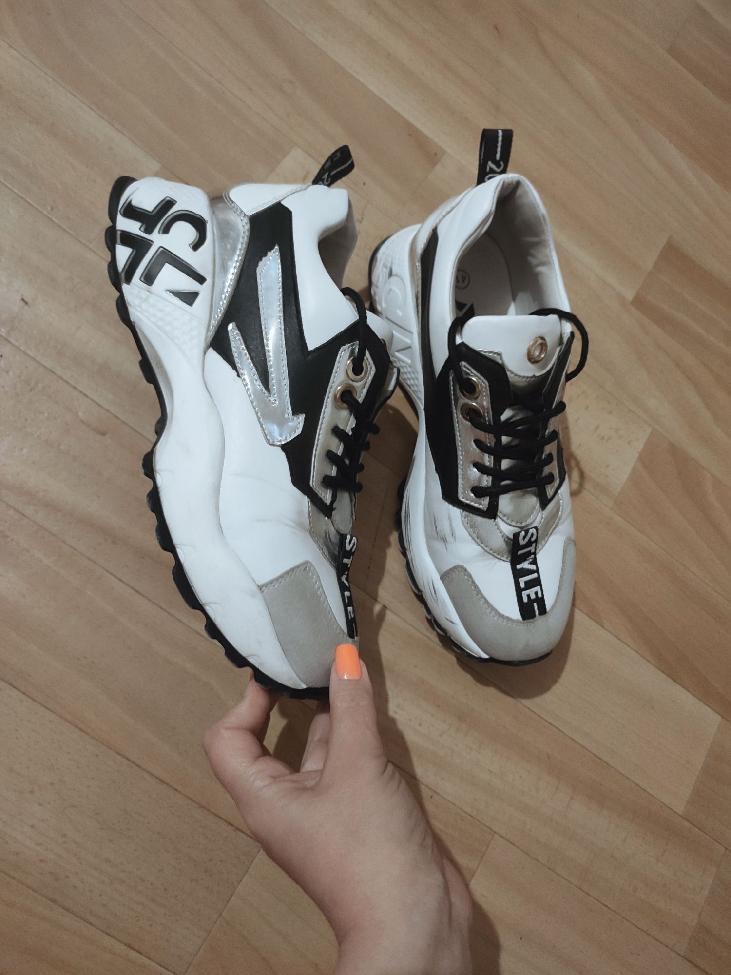 Продам кроссовки женские р 41