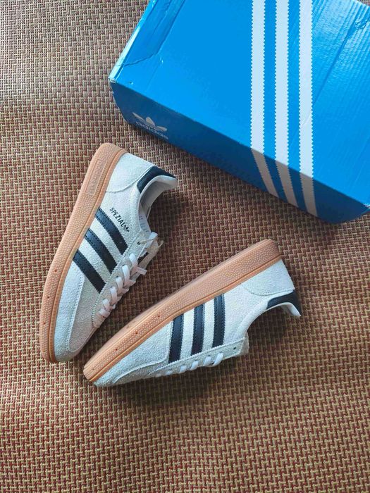 Damskie trampki adidas w kolorze białym i szarym. Rozmiar 38